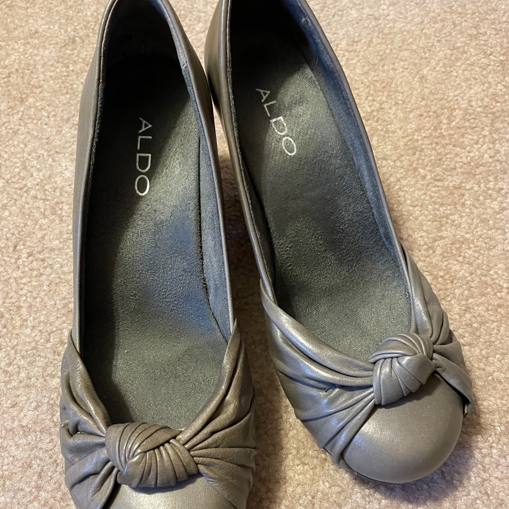 Also grey size 7 heels